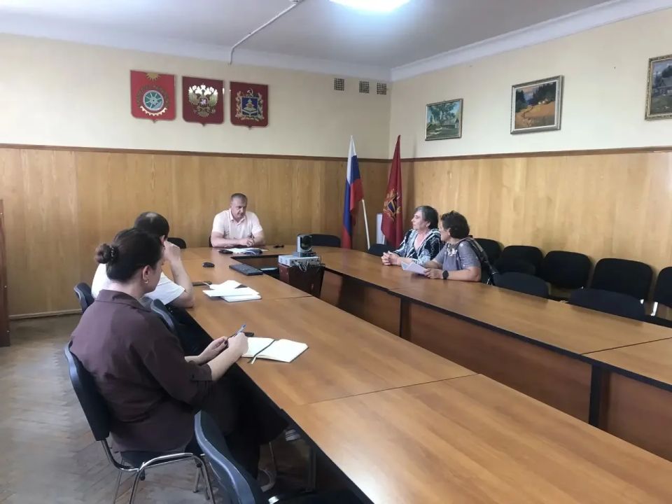 Сегодня глава администрации района Владимир Анатольевич Дуда встретился с жителями, чтобы ответить на их личные вопросы