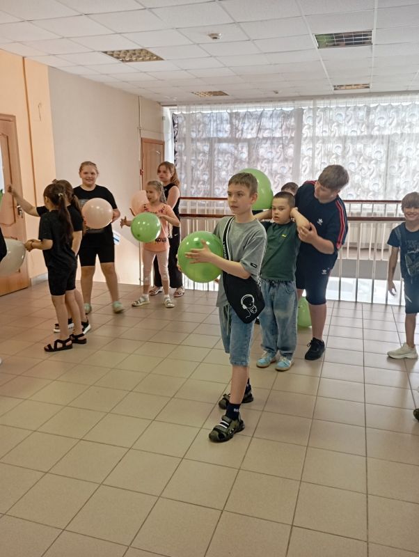 Ребята МБОУ - СОШ №4 летнего пришкольного лагеря «Почемучки» посетили детскую библиотеку, где участвовали в игровой развлекательной программе "Весёлые каникулы", чтобы весело и интересно провести время, пообщаться друг с... Ребята МБОУ - СОШ №4 летнего пришкольного лагеря «Почемучки» посетили детскую библиотеку, где участвовали в игровой развлекательной программе "Весёлые каникулы", чтобы весело и интересно провести время, пообщаться друг с...