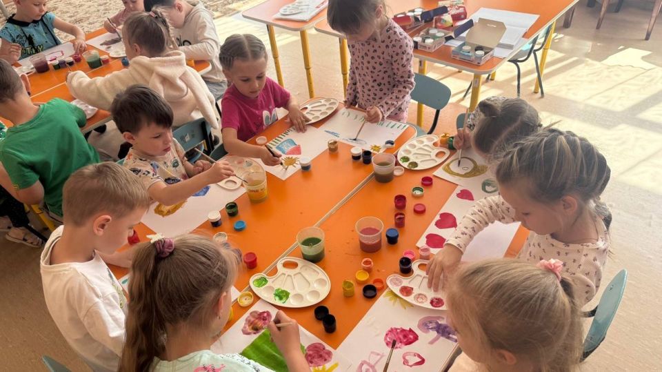 В первый день лета детский сад № 26 «Ласточка» превратился в настоящую сказку! Педагоги совместно со студентами педагогического колледжа организовали для ребят яркое и незабываемое мероприятие, посвящённое Международному дню... В первый день лета детский сад № 26 «Ласточка» превратился в настоящую сказку! Педагоги совместно со студентами педагогического колледжа организовали для ребят яркое и незабываемое мероприятие, посвящённое Международному дню...