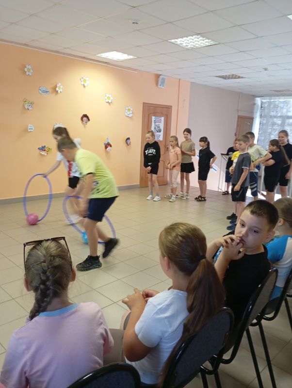 Ребята МБОУ - СОШ №4 летнего пришкольного лагеря «Почемучки» посетили детскую библиотеку, где участвовали в игровой развлекательной программе "Весёлые каникулы", чтобы весело и интересно провести время, пообщаться друг с... Ребята МБОУ - СОШ №4 летнего пришкольного лагеря «Почемучки» посетили детскую библиотеку, где участвовали в игровой развлекательной программе "Весёлые каникулы", чтобы весело и интересно провести время, пообщаться друг с...