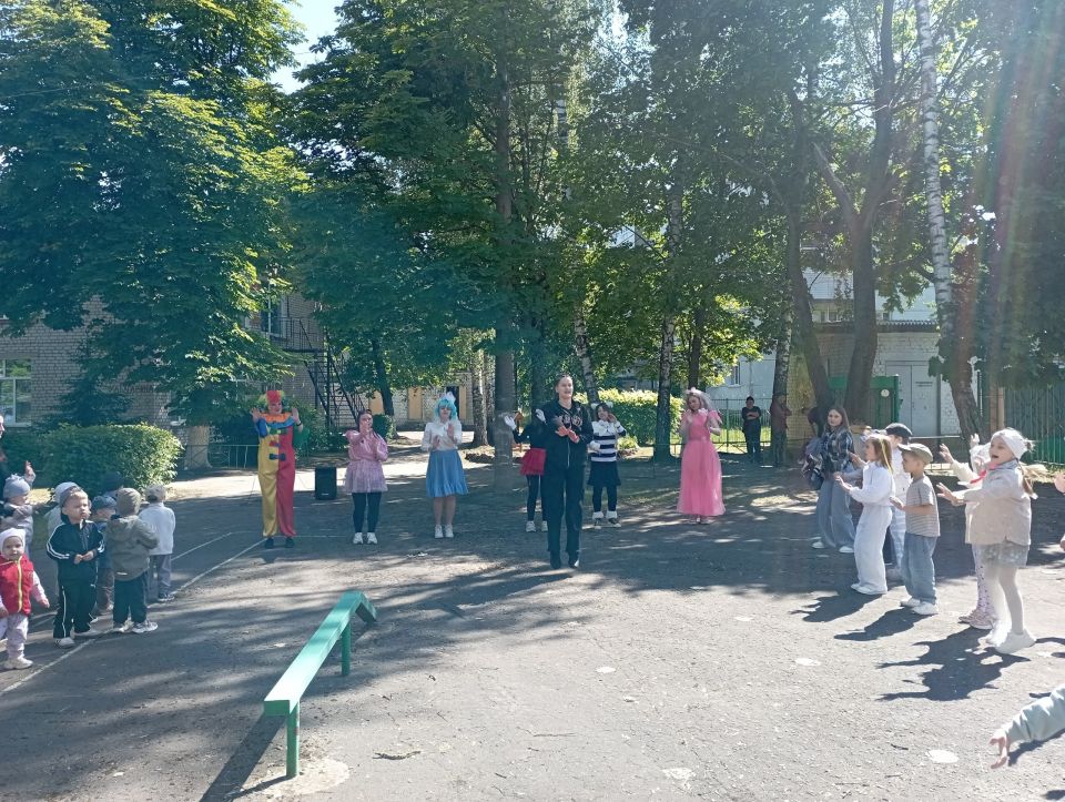 В первый день лета детский сад № 26 «Ласточка» превратился в настоящую сказку! Педагоги совместно со студентами педагогического колледжа организовали для ребят яркое и незабываемое мероприятие, посвящённое Международному дню... В первый день лета детский сад № 26 «Ласточка» превратился в настоящую сказку! Педагоги совместно со студентами педагогического колледжа организовали для ребят яркое и незабываемое мероприятие, посвящённое Международному дню...