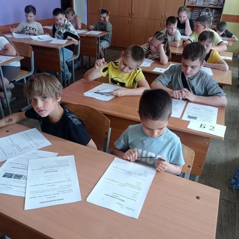 Ребята МБОУ - СОШ №4 летнего пришкольного лагеря «Почемучки» посетили детскую библиотеку, где участвовали в игровой развлекательной программе "Весёлые каникулы", чтобы весело и интересно провести время, пообщаться друг с... Ребята МБОУ - СОШ №4 летнего пришкольного лагеря «Почемучки» посетили детскую библиотеку, где участвовали в игровой развлекательной программе "Весёлые каникулы", чтобы весело и интересно провести время, пообщаться друг с...