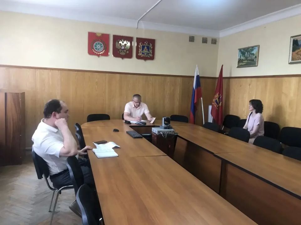 Сегодня глава администрации района Владимир Анатольевич Дуда встретился с жителями, чтобы ответить на их личные вопросы Сегодня глава администрации района Владимир Анатольевич Дуда встретился с жителями, чтобы ответить на их личные вопросы