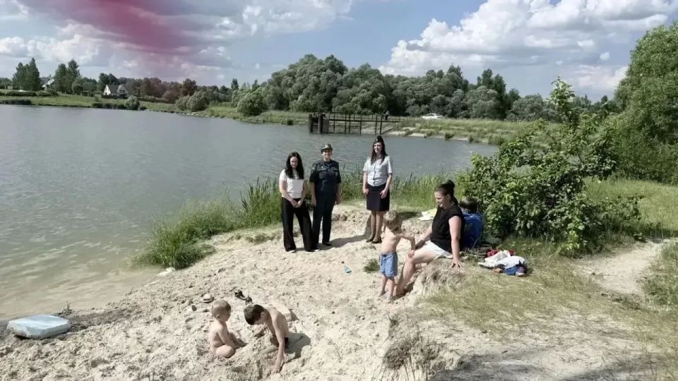 В рамках ежегодной профилактической операции «Подросток» представители КДН и ЗП, полиции и МЧС провели профилактические мероприятия в летних пришкольных лагерях образовательных учреждений Выгоничского района, а также... В рамках ежегодной профилактической операции «Подросток» представители КДН и ЗП, полиции и МЧС провели профилактические мероприятия в летних пришкольных лагерях образовательных учреждений Выгоничского района, а также...