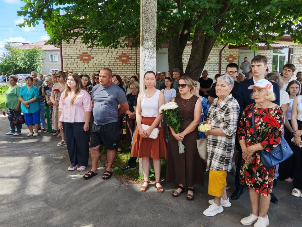 Сегодня, в целях увековечения памяти Астащенко Михаила Михайловича, Глуховского Никиты Николаевича и Мирошника Дмитрия Анатольевича, погибших защищая Родину в ходе СВО, были открыты мемориальные доски на фасаде Погарской... Сегодня, в целях увековечения памяти Астащенко Михаила Михайловича, Глуховского Никиты Николаевича и Мирошника Дмитрия Анатольевича, погибших защищая Родину в ходе СВО, были открыты мемориальные доски на фасаде Погарской...
