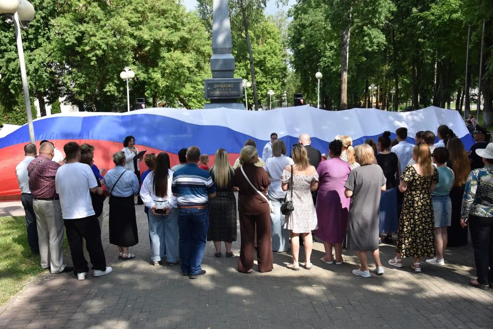 В городе Дятьково прошел торжественный митинг ко Дню России! В городе Дятьково прошел торжественный митинг ко Дню России!