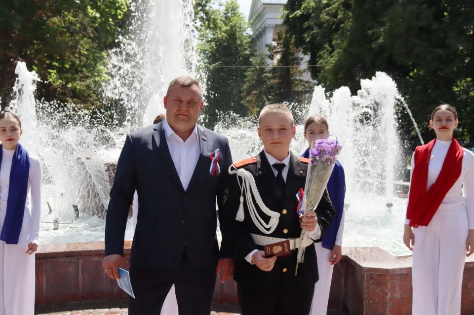 Юным брянцам вручили паспорта Юным брянцам вручили паспорта