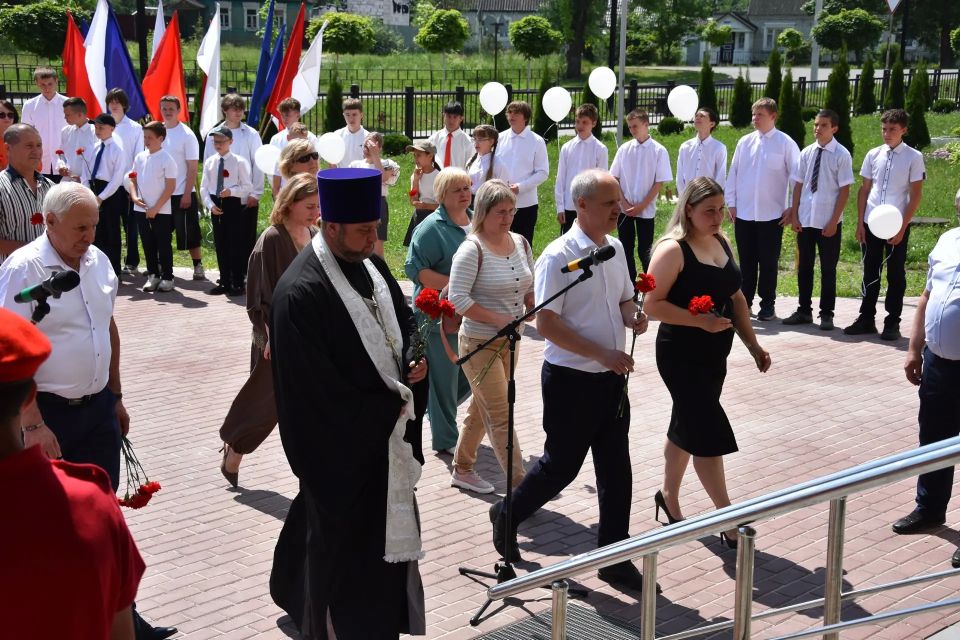 В поселке Любохна состоялось увековечивание памяти выпускника Любохонской школы Гущина Владимира Сергеевича В поселке Любохна состоялось увековечивание памяти выпускника Любохонской школы Гущина Владимира Сергеевича