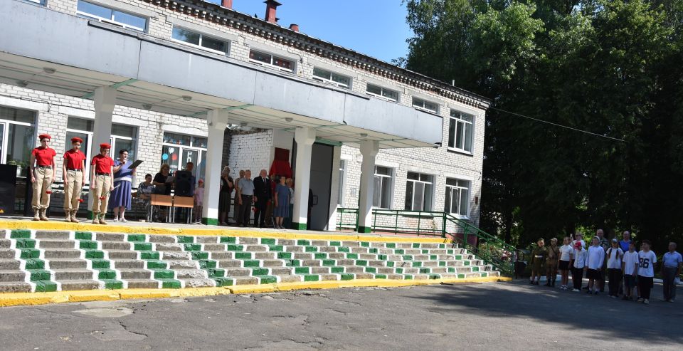 В поселке Дружба увековечили память выпускников Средней общеобразовательной школы п.Дружба Дмитрия Владимировича Голубева и Ивана Сергеевича Иллариошкина В поселке Дружба увековечили память выпускников Средней общеобразовательной школы п.Дружба Дмитрия Владимировича Голубева и Ивана Сергеевича Иллариошкина