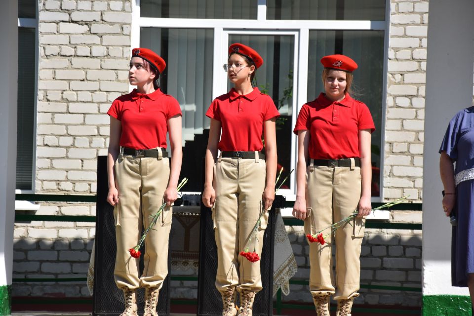 В поселке Дружба увековечили память выпускников Средней общеобразовательной школы п.Дружба Дмитрия Владимировича Голубева и Ивана Сергеевича Иллариошкина В поселке Дружба увековечили память выпускников Средней общеобразовательной школы п.Дружба Дмитрия Владимировича Голубева и Ивана Сергеевича Иллариошкина
