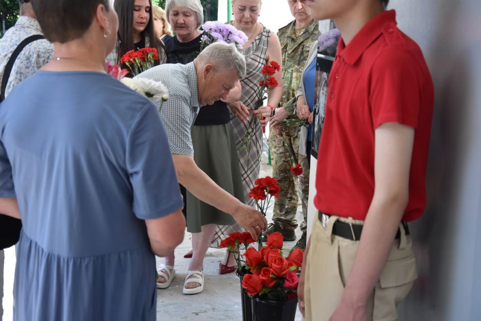 В поселке Дружба увековечили память выпускников Средней общеобразовательной школы п.Дружба Дмитрия Владимировича Голубева и Ивана Сергеевича Иллариошкина В поселке Дружба увековечили память выпускников Средней общеобразовательной школы п.Дружба Дмитрия Владимировича Голубева и Ивана Сергеевича Иллариошкина