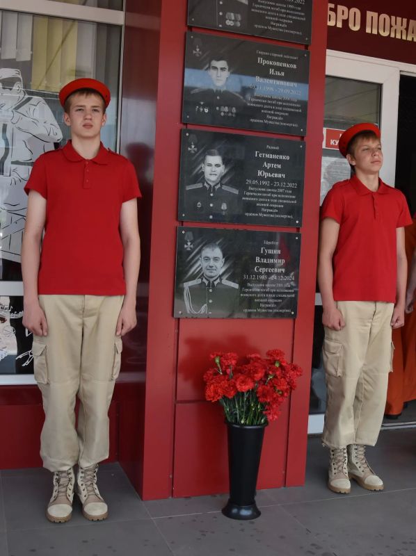 В поселке Любохна состоялось увековечивание памяти выпускника Любохонской школы Гущина Владимира Сергеевича В поселке Любохна состоялось увековечивание памяти выпускника Любохонской школы Гущина Владимира Сергеевича