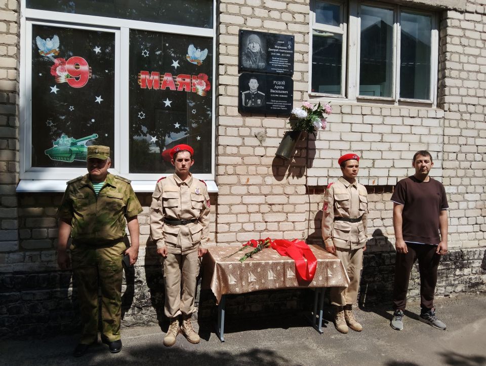 Сегодня, в целях увековечения памяти Астащенко Михаила Михайловича, Глуховского Никиты Николаевича и Мирошника Дмитрия Анатольевича, погибших защищая Родину в ходе СВО, были открыты мемориальные доски на фасаде Погарской... Сегодня, в целях увековечения памяти Астащенко Михаила Михайловича, Глуховского Никиты Николаевича и Мирошника Дмитрия Анатольевича, погибших защищая Родину в ходе СВО, были открыты мемориальные доски на фасаде Погарской...