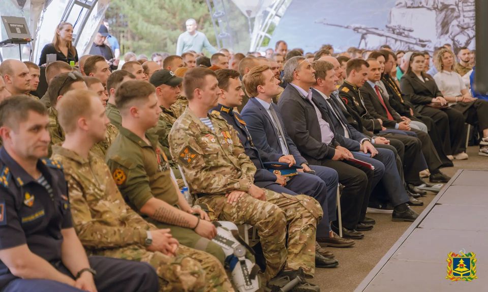 Делегация Брянской области приняла участие в военно-патриотическом форуме молодёжи ЦФО «Студенческий спецназ» Делегация Брянской области приняла участие в военно-патриотическом форуме молодёжи ЦФО «Студенческий спецназ»