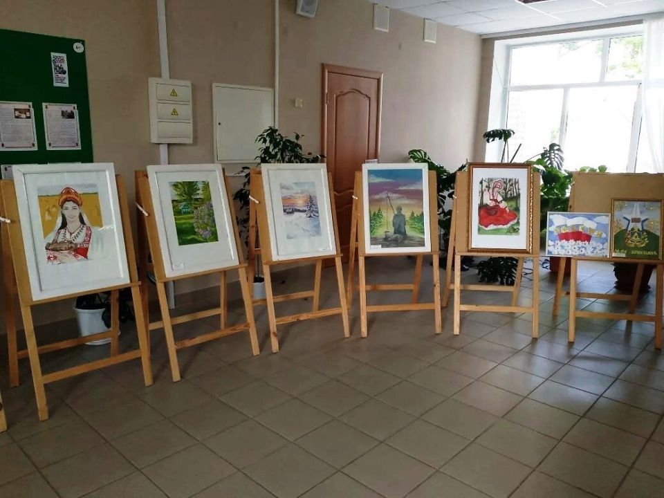 В преддверии Дня России в Детской библиотеке г. Клинцы экспонируется выставка творческих работ учащихся художественного отделения ДШИ им. Е.М.Беляева "Моя Родина - Россия!" Выставка стала ярким признанием в любви к родной... В преддверии Дня России в Детской библиотеке г. Клинцы экспонируется выставка творческих работ учащихся художественного отделения ДШИ им. Е.М.Беляева "Моя Родина - Россия!" Выставка стала ярким признанием в любви к родной...