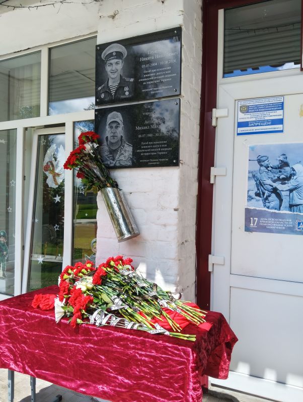 Сегодня, в целях увековечения памяти Астащенко Михаила Михайловича, Глуховского Никиты Николаевича и Мирошника Дмитрия Анатольевича, погибших защищая Родину в ходе СВО, были открыты мемориальные доски на фасаде Погарской... Сегодня, в целях увековечения памяти Астащенко Михаила Михайловича, Глуховского Никиты Николаевича и Мирошника Дмитрия Анатольевича, погибших защищая Родину в ходе СВО, были открыты мемориальные доски на фасаде Погарской...
