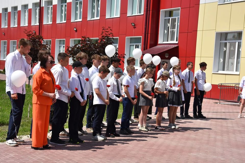 В поселке Любохна состоялось увековечивание памяти выпускника Любохонской школы Гущина Владимира Сергеевича В поселке Любохна состоялось увековечивание памяти выпускника Любохонской школы Гущина Владимира Сергеевича
