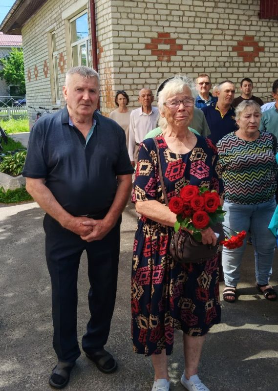 Сегодня, в целях увековечения памяти Астащенко Михаила Михайловича, Глуховского Никиты Николаевича и Мирошника Дмитрия Анатольевича, погибших защищая Родину в ходе СВО, были открыты мемориальные доски на фасаде Погарской... Сегодня, в целях увековечения памяти Астащенко Михаила Михайловича, Глуховского Никиты Николаевича и Мирошника Дмитрия Анатольевича, погибших защищая Родину в ходе СВО, были открыты мемориальные доски на фасаде Погарской...