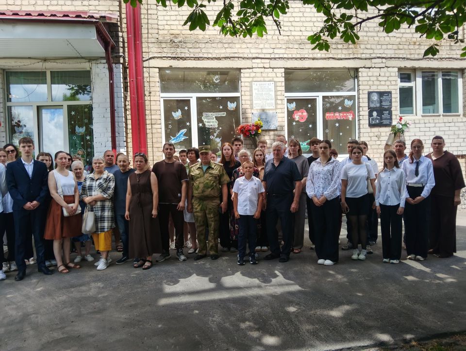 Сегодня, в целях увековечения памяти Астащенко Михаила Михайловича, Глуховского Никиты Николаевича и Мирошника Дмитрия Анатольевича, погибших защищая Родину в ходе СВО, были открыты мемориальные доски на фасаде Погарской... Сегодня, в целях увековечения памяти Астащенко Михаила Михайловича, Глуховского Никиты Николаевича и Мирошника Дмитрия Анатольевича, погибших защищая Родину в ходе СВО, были открыты мемориальные доски на фасаде Погарской...