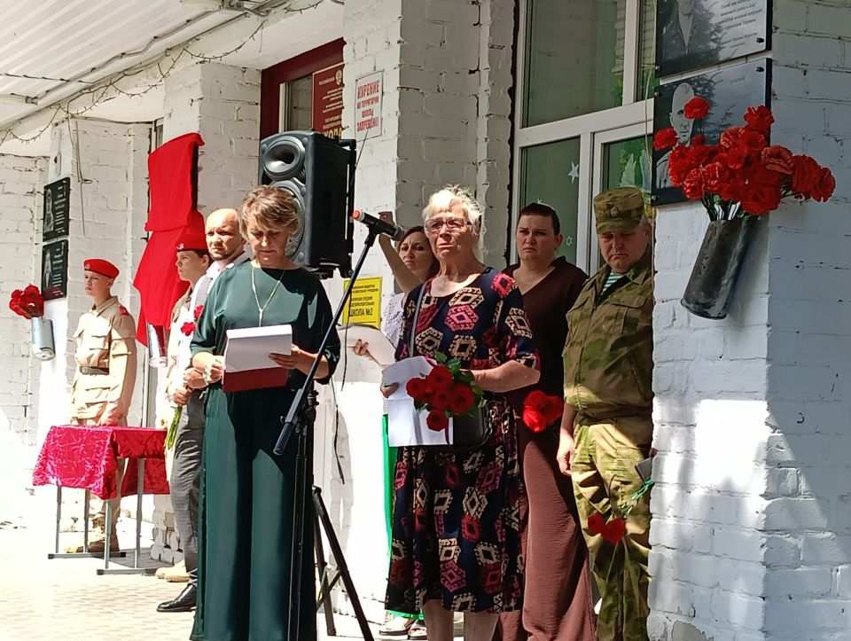 Сегодня, в целях увековечения памяти Астащенко Михаила Михайловича, Глуховского Никиты Николаевича и Мирошника Дмитрия Анатольевича, погибших защищая Родину в ходе СВО, были открыты мемориальные доски на фасаде Погарской... Сегодня, в целях увековечения памяти Астащенко Михаила Михайловича, Глуховского Никиты Николаевича и Мирошника Дмитрия Анатольевича, погибших защищая Родину в ходе СВО, были открыты мемориальные доски на фасаде Погарской...
