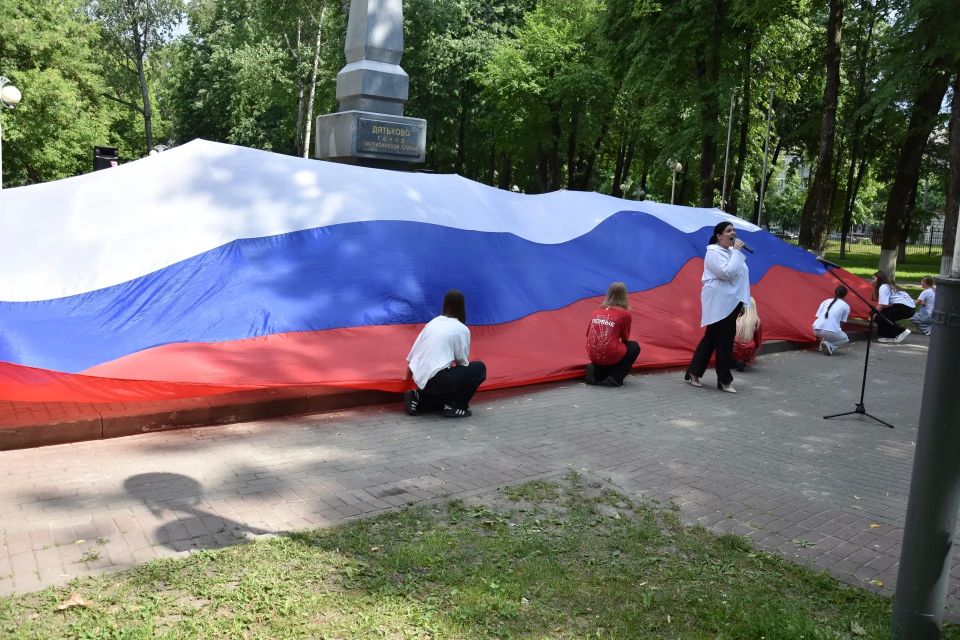 В городе Дятьково прошел торжественный митинг ко Дню России! В городе Дятьково прошел торжественный митинг ко Дню России!
