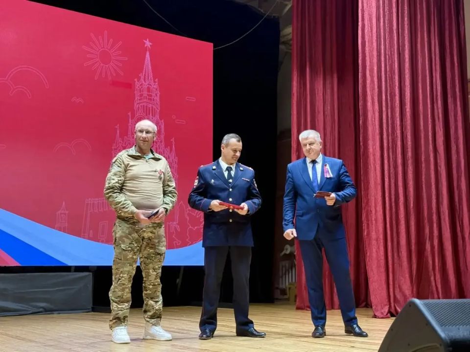 Сегодняшний день был наполнен особенными событиями, посвященными наступающему Дню России Сегодняшний день был наполнен особенными событиями, посвященными наступающему Дню России