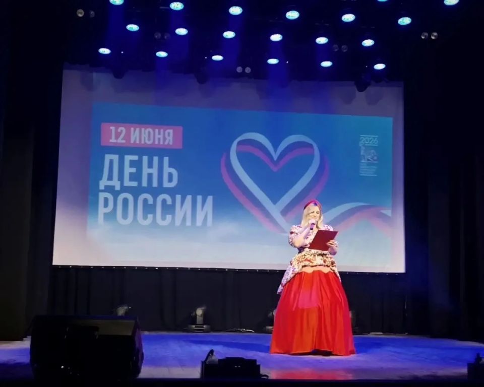 Сегодня во Дворце культуры поселка Белые Берега царила по-настоящему праздничная атмосфера! Сотрудники ДК провели концертную программу «Флаг России — гордость наша», посвященную главным символам нашей Родины Сегодня во Дворце культуры поселка Белые Берега царила по-настоящему праздничная атмосфера! Сотрудники ДК провели концертную программу «Флаг России — гордость наша», посвященную главным символам нашей Родины