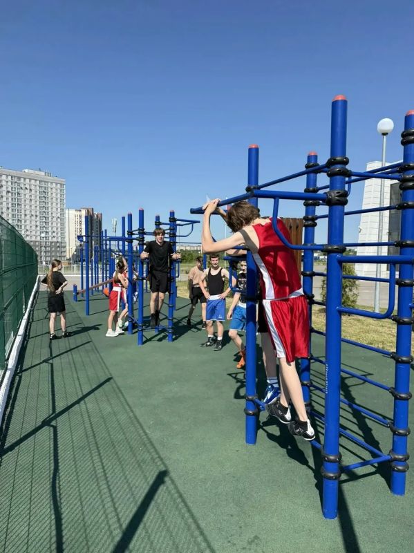 Зарядка с чемпионом. Утро спортсмены спортшколы Дворца единоборств им. Артема Осипенко начали бодро! Традиционную зарядку для ребят провела тренер спортивной школы, мастер спорта России по боксу Виктория Сергеевна Кузнецова Зарядка с чемпионом. Утро спортсмены спортшколы Дворца единоборств им. Артема Осипенко начали бодро! Традиционную зарядку для ребят провела тренер спортивной школы, мастер спорта России по боксу Виктория Сергеевна Кузнецова