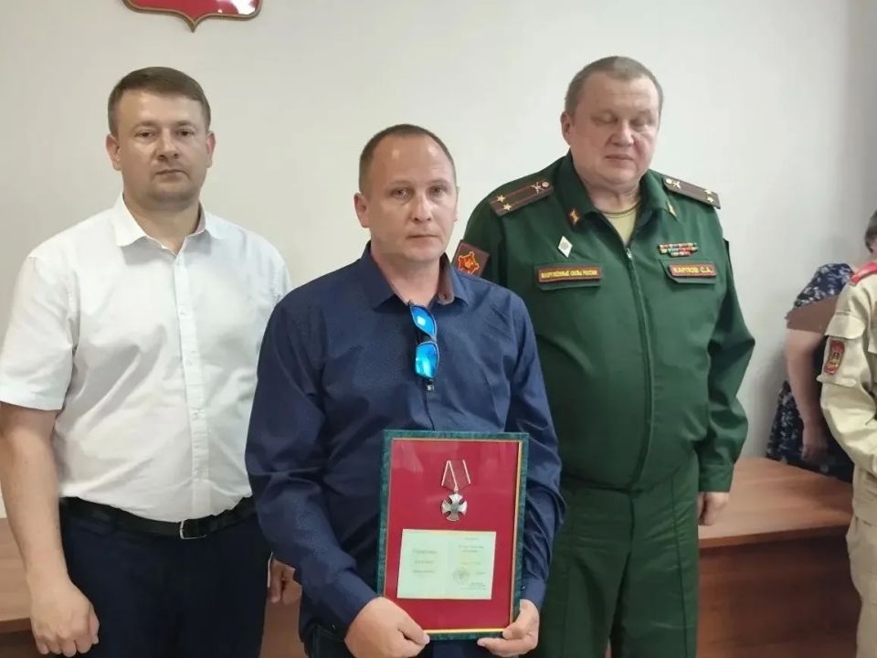 Подвиг, который не забыт: в администрации Выгоничского района вручили ордена Мужества семьям погибших героев Подвиг, который не забыт: в администрации Выгоничского района вручили ордена Мужества семьям погибших героев