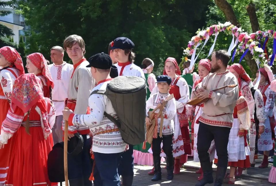 В гостеприимном городе Дятьково состоялся первый день Межрегионального фольклорного фестиваля «Деснянский хоровод» В гостеприимном городе Дятьково состоялся первый день Межрегионального фольклорного фестиваля «Деснянский хоровод»