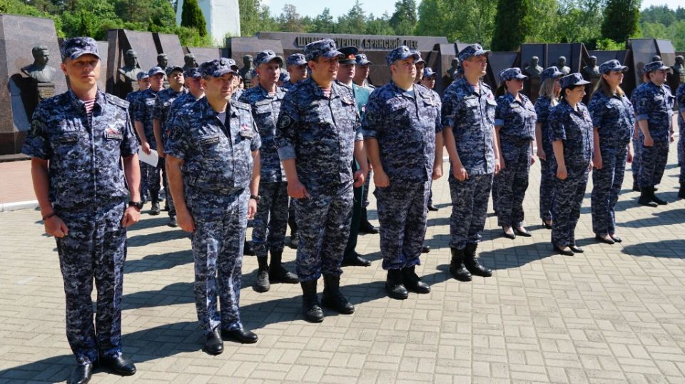 Более 50 брянских росгвардейцев развернули 12-метровый триколор на Партизанской поляне ко Дню России Более 50 брянских росгвардейцев развернули 12-метровый триколор на Партизанской поляне ко Дню России