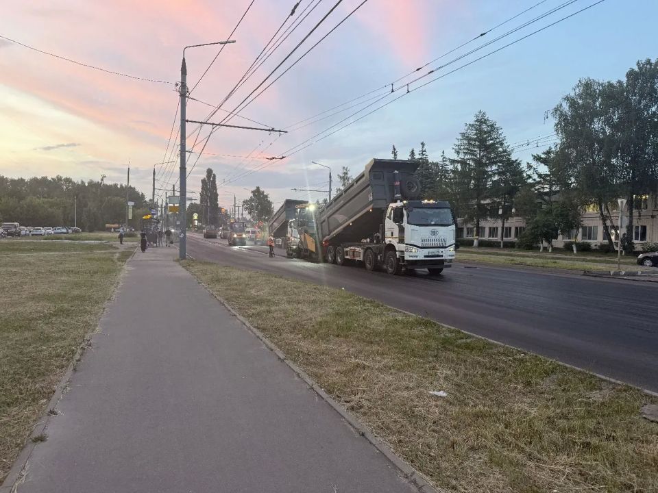 В Брянске накануне приступили к укладке верхнего слоя асфальтобетона на улице Литейной В Брянске накануне приступили к укладке верхнего слоя асфальтобетона на улице Литейной