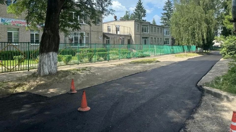 В Брянске обновили дорожное полотно на пути к детскому саду "Дюймовочка"