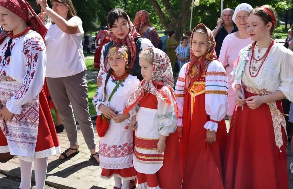 В гостеприимном городе Дятьково состоялся первый день Межрегионального фольклорного фестиваля «Деснянский хоровод» В гостеприимном городе Дятьково состоялся первый день Межрегионального фольклорного фестиваля «Деснянский хоровод»