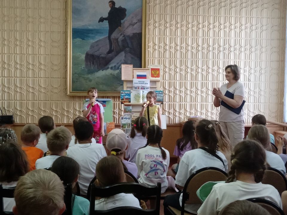 10 и 11 июня в библиотеке №8 прошли познавательные программы «Россия – наш общий дом», посвященные Дню России 10 и 11 июня в библиотеке №8 прошли познавательные программы «Россия – наш общий дом», посвященные Дню России