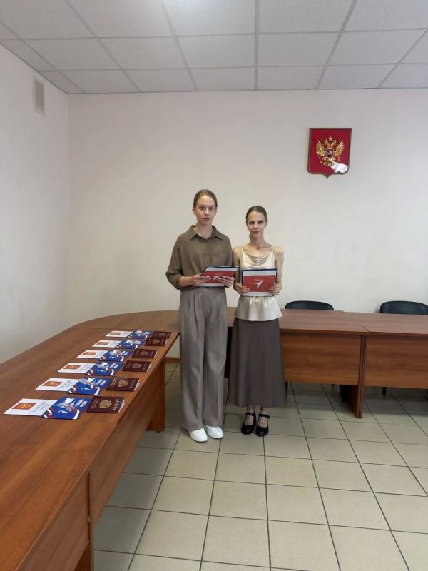 Самый главный документ: в канун Дня России юным гражданам Выгоничского района вручили паспорта Самый главный документ: в канун Дня России юным гражданам Выгоничского района вручили паспорта
