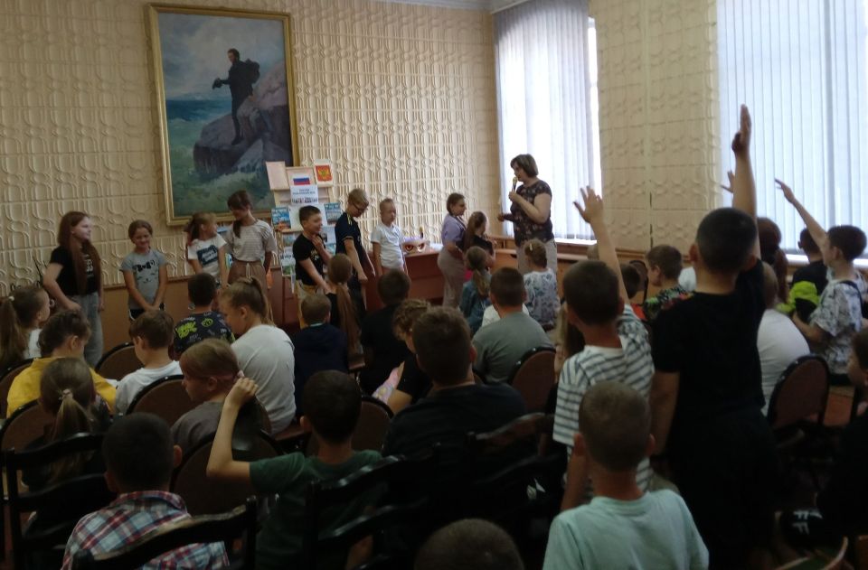 10 и 11 июня в библиотеке №8 прошли познавательные программы «Россия – наш общий дом», посвященные Дню России 10 и 11 июня в библиотеке №8 прошли познавательные программы «Россия – наш общий дом», посвященные Дню России