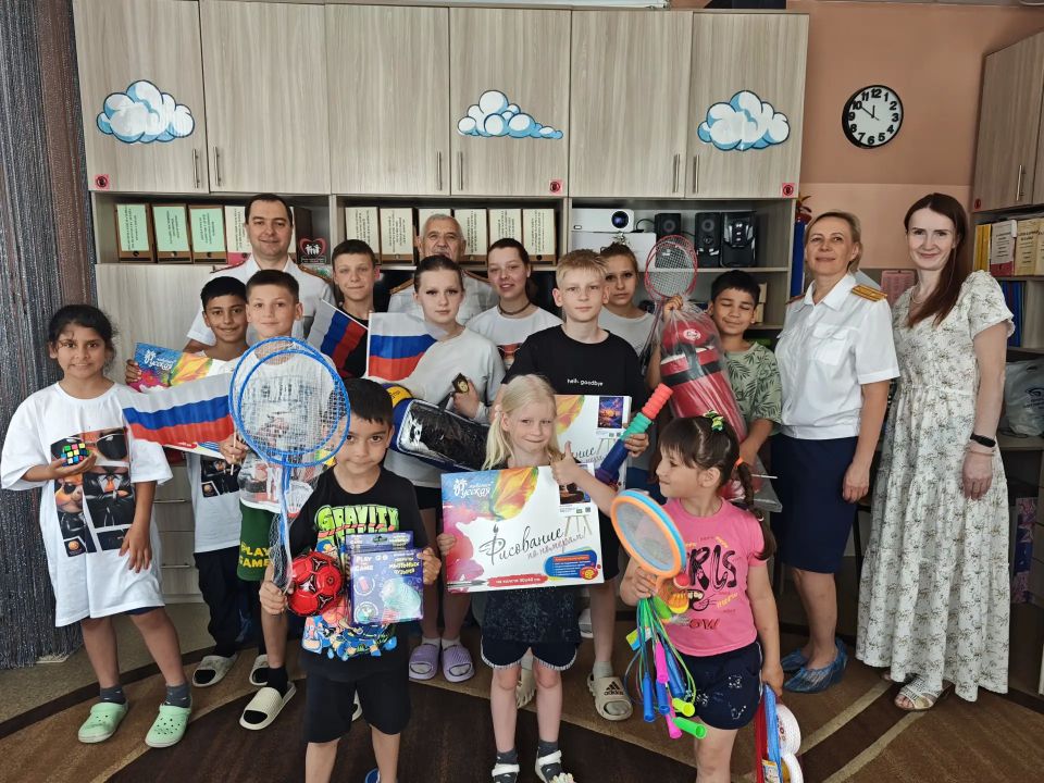 Представители следственного управления СК России по Брянской области в преддверии Дня России провели с воспитанниками подшефного социального приюта викторину Представители следственного управления СК России по Брянской области в преддверии Дня России провели с воспитанниками подшефного социального приюта викторину
