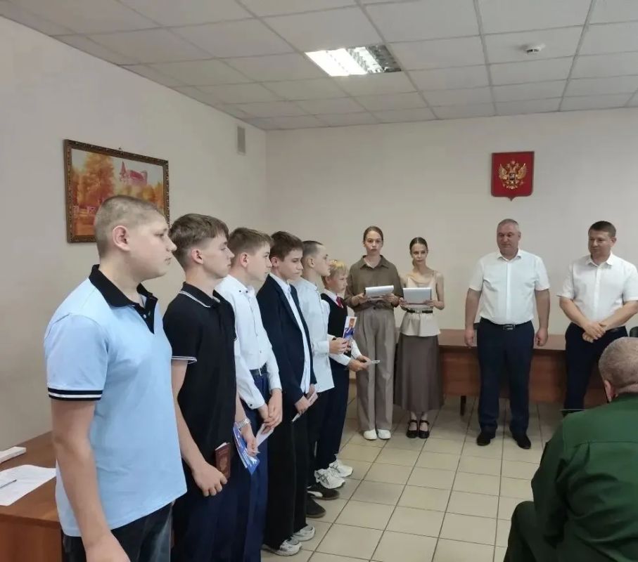 Самый главный документ: в канун Дня России юным гражданам Выгоничского района вручили паспорта Самый главный документ: в канун Дня России юным гражданам Выгоничского района вручили паспорта