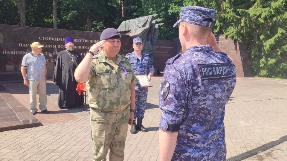 Более 50 брянских росгвардейцев развернули 12-метровый триколор на Партизанской поляне ко Дню России Более 50 брянских росгвардейцев развернули 12-метровый триколор на Партизанской поляне ко Дню России