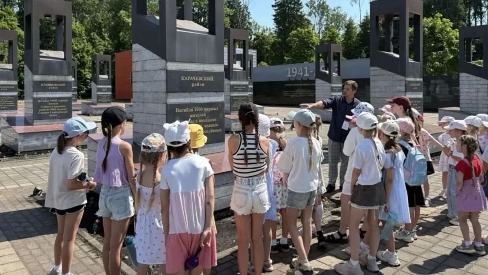 Гимнасты из Брянска почтили память жертв фашизма в мемориальном комплексе "Хацунь"