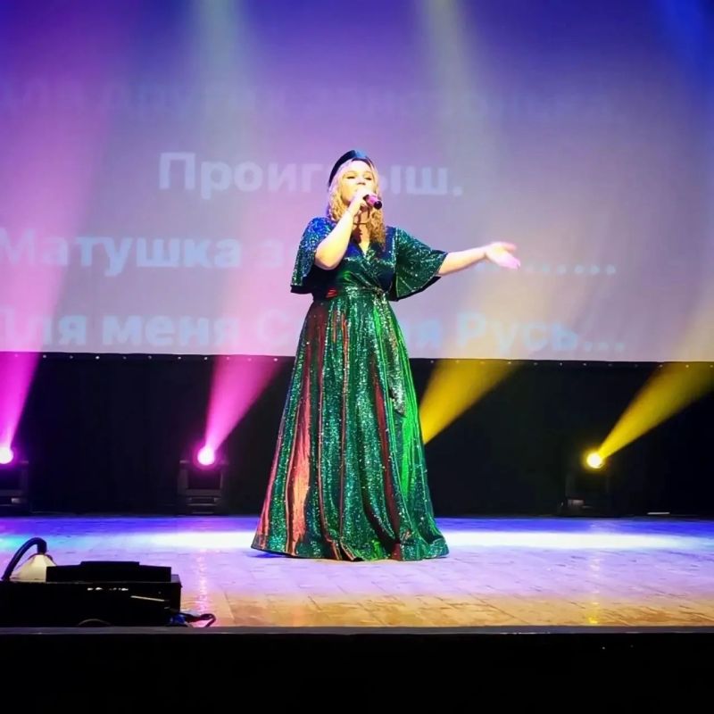 Сегодня во Дворце культуры поселка Белые Берега царила по-настоящему праздничная атмосфера! Сотрудники ДК провели концертную программу «Флаг России — гордость наша», посвященную главным символам нашей Родины Сегодня во Дворце культуры поселка Белые Берега царила по-настоящему праздничная атмосфера! Сотрудники ДК провели концертную программу «Флаг России — гордость наша», посвященную главным символам нашей Родины