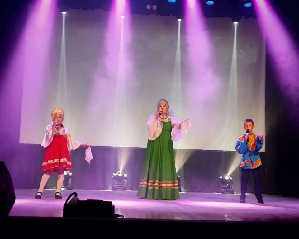 Сегодня во Дворце культуры поселка Белые Берега царила по-настоящему праздничная атмосфера! Сотрудники ДК провели концертную программу «Флаг России — гордость наша», посвященную главным символам нашей Родины Сегодня во Дворце культуры поселка Белые Берега царила по-настоящему праздничная атмосфера! Сотрудники ДК провели концертную программу «Флаг России — гордость наша», посвященную главным символам нашей Родины