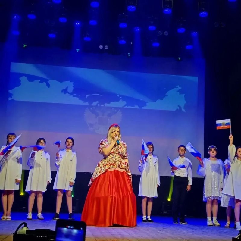 Сегодня во Дворце культуры поселка Белые Берега царила по-настоящему праздничная атмосфера! Сотрудники ДК провели концертную программу «Флаг России — гордость наша», посвященную главным символам нашей Родины