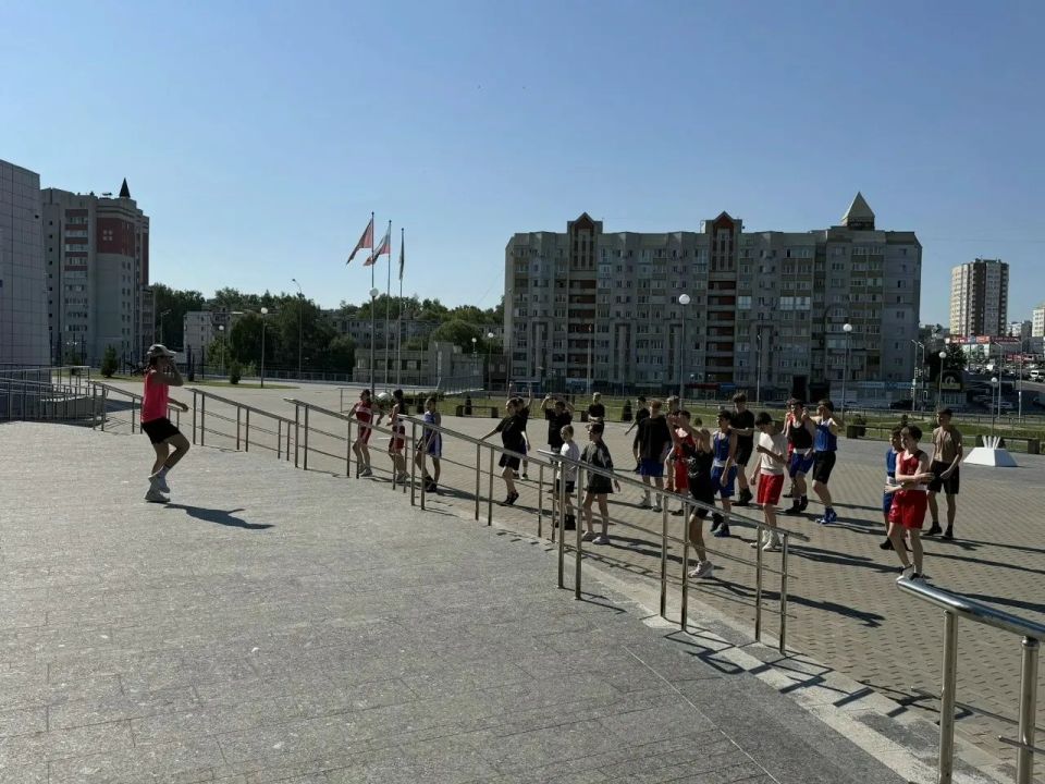 Зарядка с чемпионом. Утро спортсмены спортшколы Дворца единоборств им. Артема Осипенко начали бодро! Традиционную зарядку для ребят провела тренер спортивной школы, мастер спорта России по боксу Виктория Сергеевна Кузнецова Зарядка с чемпионом. Утро спортсмены спортшколы Дворца единоборств им. Артема Осипенко начали бодро! Традиционную зарядку для ребят провела тренер спортивной школы, мастер спорта России по боксу Виктория Сергеевна Кузнецова
