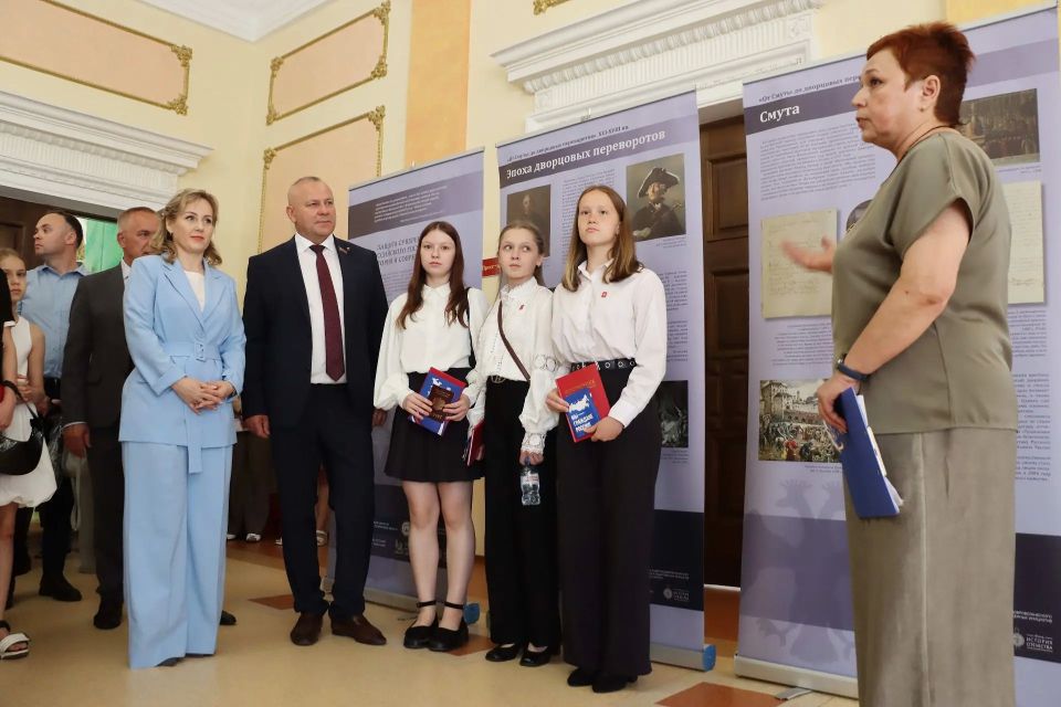 Стойкость и героизм народа: в Брянской областной Думе открылась выставка ко Дню России «Защита суверенитета Российского государства Стойкость и героизм народа: в Брянской областной Думе открылась выставка ко Дню России «Защита суверенитета Российского государства