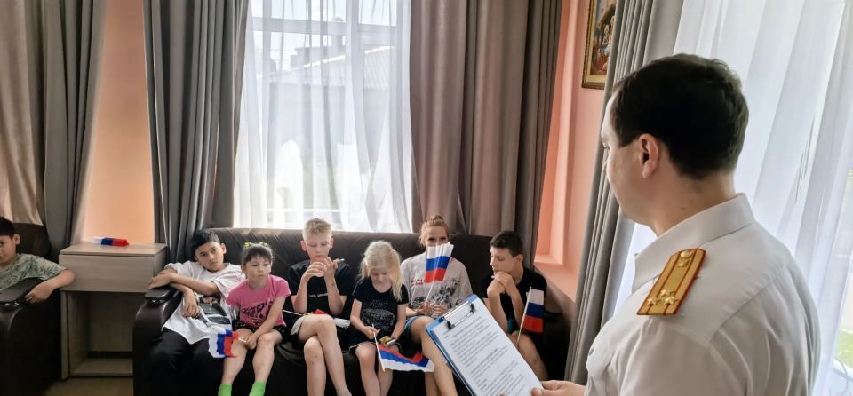 Представители следственного управления СК России по Брянской области в преддверии Дня России провели с воспитанниками подшефного социального приюта викторину Представители следственного управления СК России по Брянской области в преддверии Дня России провели с воспитанниками подшефного социального приюта викторину