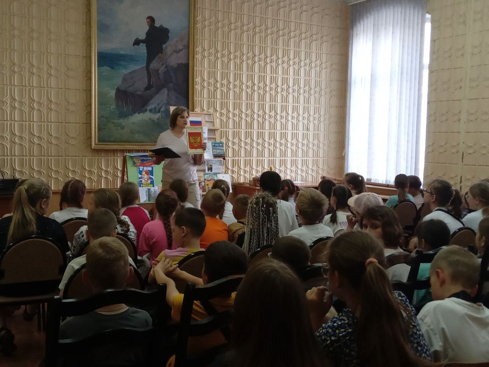 10 и 11 июня в библиотеке №8 прошли познавательные программы «Россия – наш общий дом», посвященные Дню России 10 и 11 июня в библиотеке №8 прошли познавательные программы «Россия – наш общий дом», посвященные Дню России