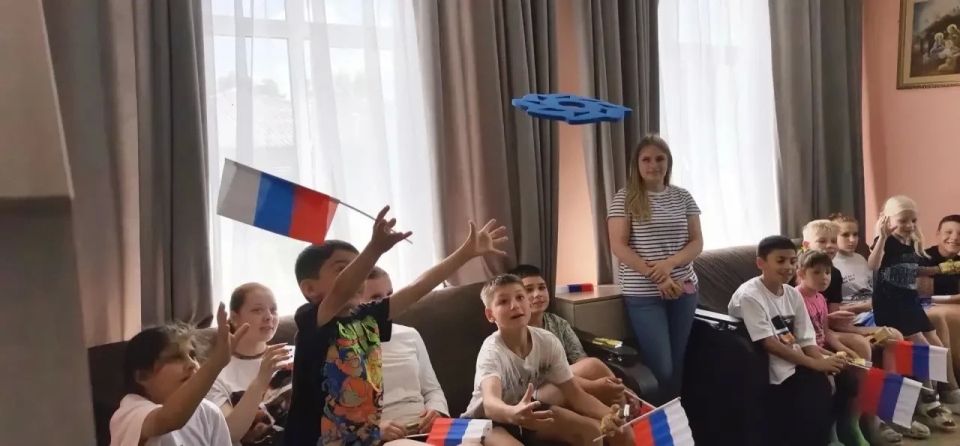 Председатель региональной общественной организации «Союз ветеранов следственных органов» Брянской области Григорий Самуилович Зингер в преддверии Дня России посетил воспитанников социального учреждения Председатель региональной общественной организации «Союз ветеранов следственных органов» Брянской области Григорий Самуилович Зингер в преддверии Дня России посетил воспитанников социального учреждения