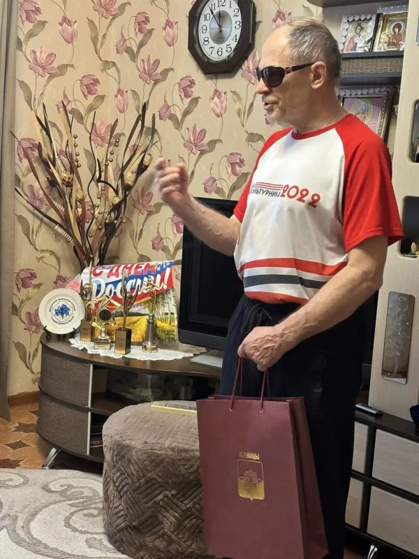Гордость региона — его люди! В День России юнармейцы города Клинцы поздравили Почетного гражданина города, ветерана спорта Валерия Купчинского с этим замечательным праздником Гордость региона — его люди! В День России юнармейцы города Клинцы поздравили Почетного гражданина города, ветерана спорта Валерия Купчинского с этим замечательным праздником